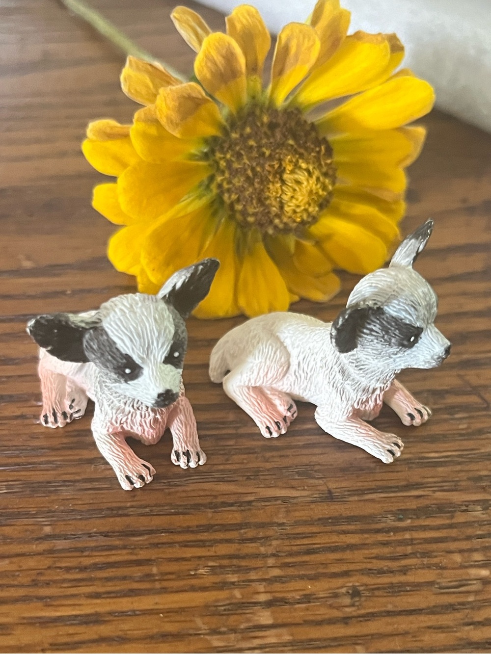 Wing Mau Chihuahua Puppy Figurines - White and Black
